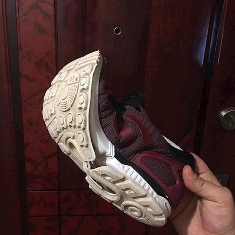 "Evo što se dogodilo s mojim tenisicama koje se navodno mogu prati u perilici i sušiti u sušilici rublja."