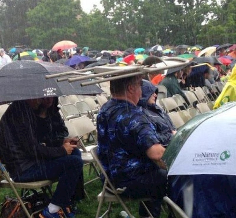 Zaboravio je kišobran, ali je zato imao stolicu.