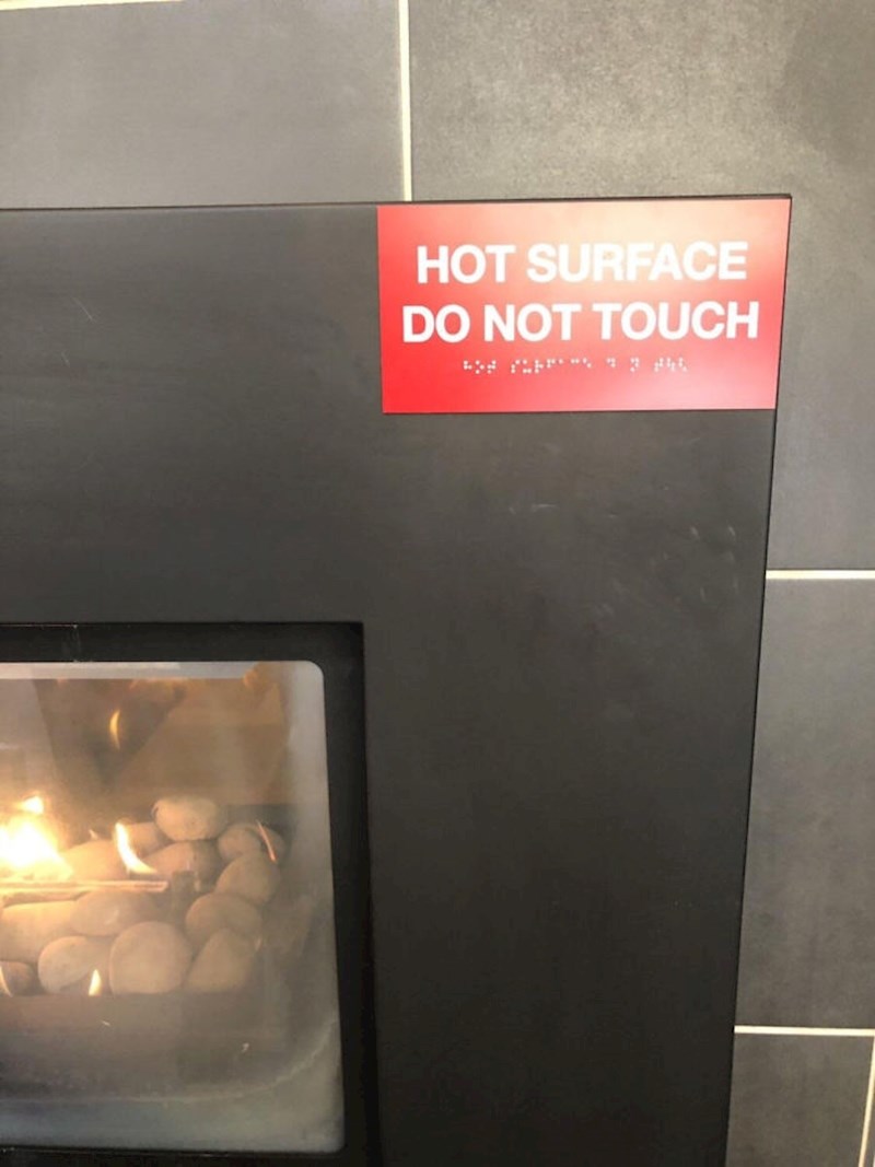 Površina je vruća, ali su na nju svejedno stavili poruku na Brailleovom pismu (koju slijepe osobe moraju dodirnuti kako bi je pročitali).