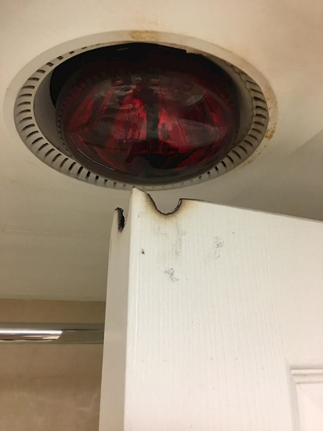 Ova lampa toliko grije da je spalila vrata.