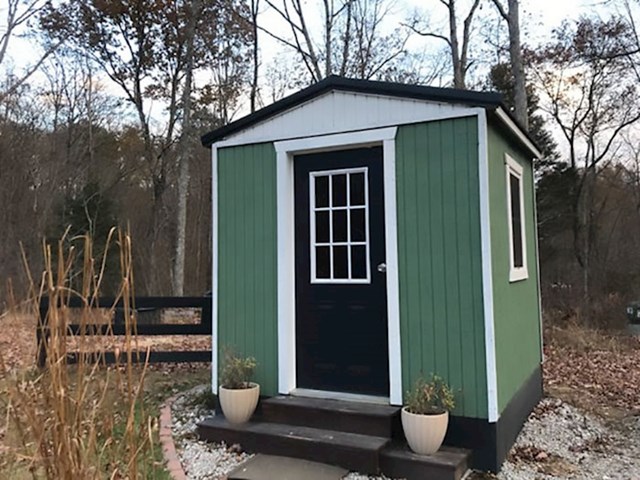 Ova mala kućica služi kao ured u kojem članovi obitelji imaju svoj mir ako trebaju nešto raditi, pisati...