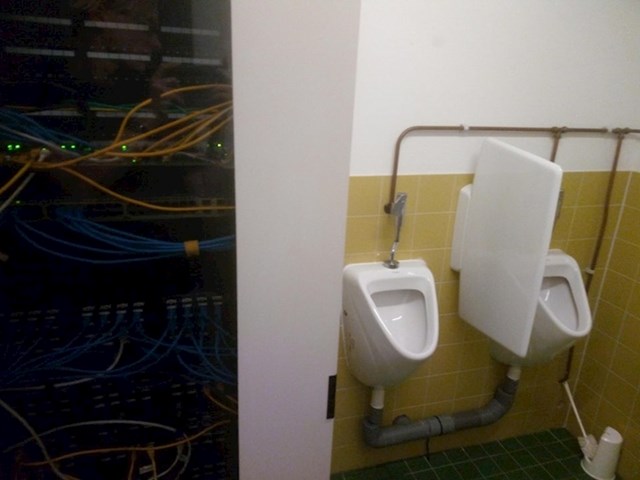 "Kod nas su na poslu smjestili muški WC kraj glavnog servera o kojem puno toga ovisi."