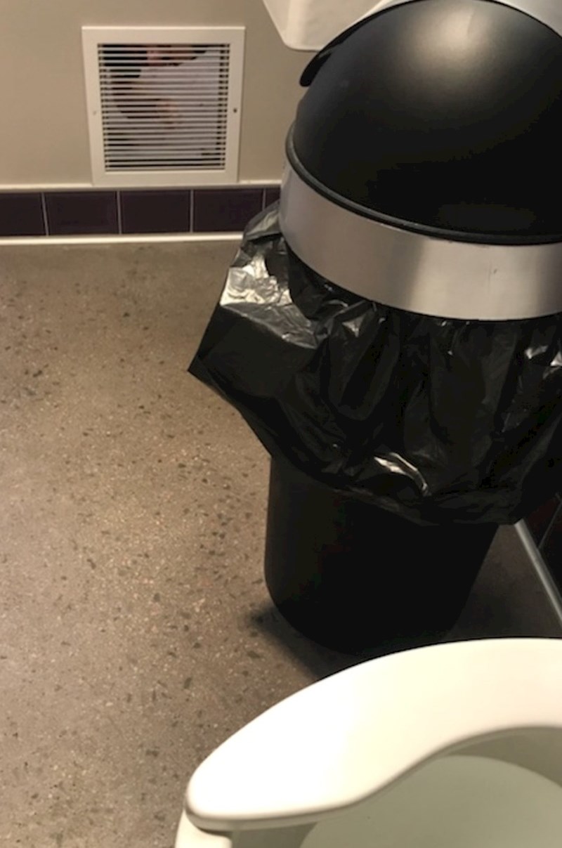 "U WC-u sam primijetio lika koji me špijunirao."