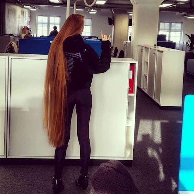 Djevojka s ekstremno dugom kosom