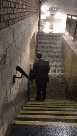 Kiša je stvorila poplavu, a poplava probleme. Ovaj čovjek u odijelu se snašao na neočekivan način