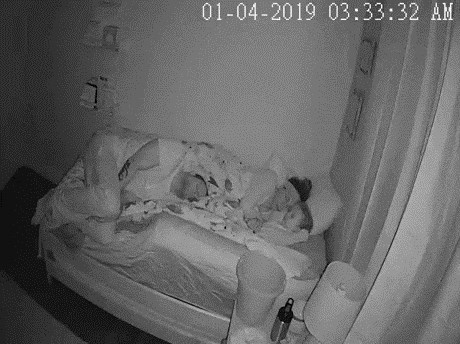 Roditelji ležali s bolesnim djetetom, noćna kamera snimila mamine nevjerojatne reflekse