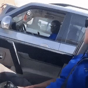 Lik se počeo svađati s drugim vozačem i pokazivati srednji prst, odmah je pobjegao kad je vidio ovo