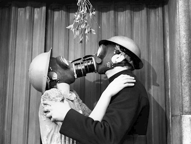 Spoj romantike i vježba mjera zaštite tijekom zračnih napada, Engleska, Božić 1940.