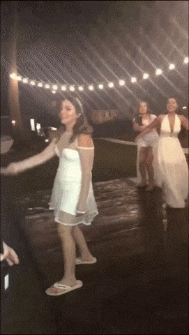 Djevojka je na vjenčanju uhvatila buket s cvijećem, njen dragi je odmah "reagirao"