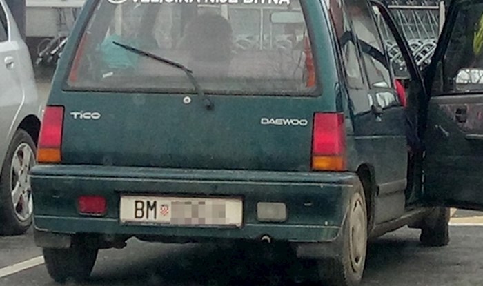 Prolaznici su se smijali kad su vidjeli kakav je natpis netko iz Baranje zalijepio na svoj auto