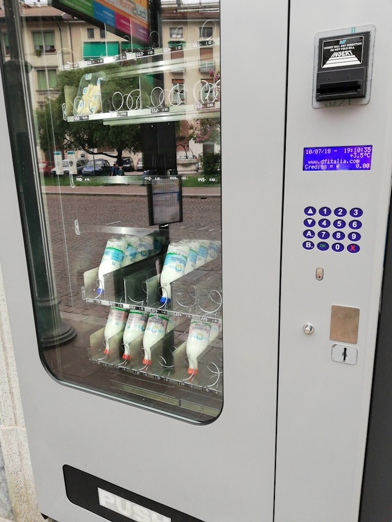 Talijani ovako prodaju mlijeko i parmezan.