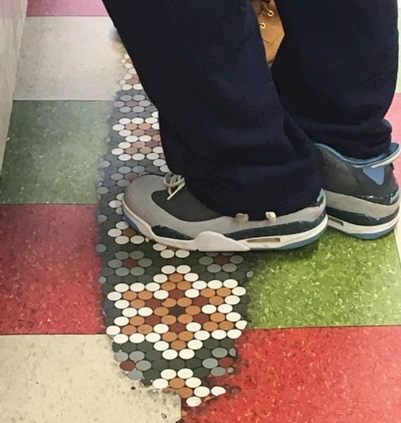 Pod u restoranu se izlizao na mjestima na kojima ljudi čekaju preuzimanje hrane. Počeo se vidjeti stari dizajn poda.