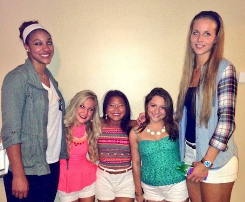 Na ovoj fotki su 2 košarkašice i 3 navijačice. Nije teško pogoditi tko je tko.