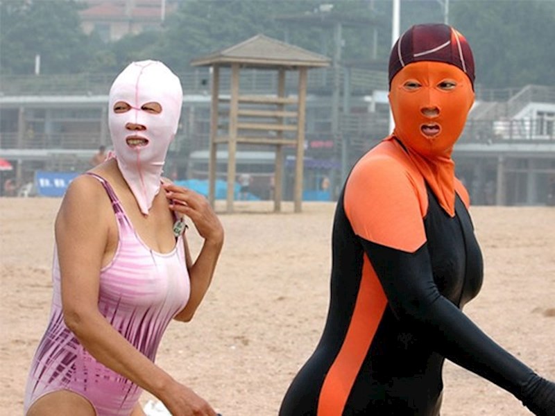 Neke žene u Kini nose "maske za plaže" jer ne žele da im lice pocrni.