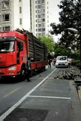 Majstori istovara: Pogledajte kako su ovi muškarci obavili posao za nekoliko sekundi