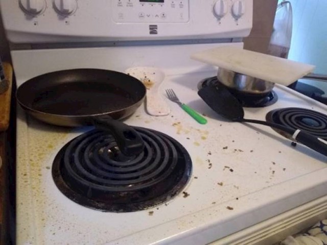 "Očistila sam štednjak da izgleda kao novi, a onda je cimerica napravila ovo..."