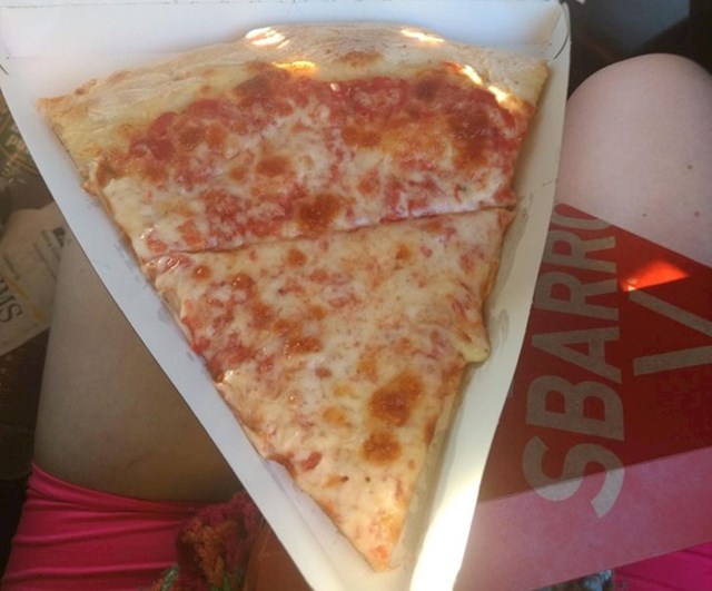 "Zamolila sam radnika u fast foodu da komad pizze podijeli na dva dijela. Evo kako je on to napravio."