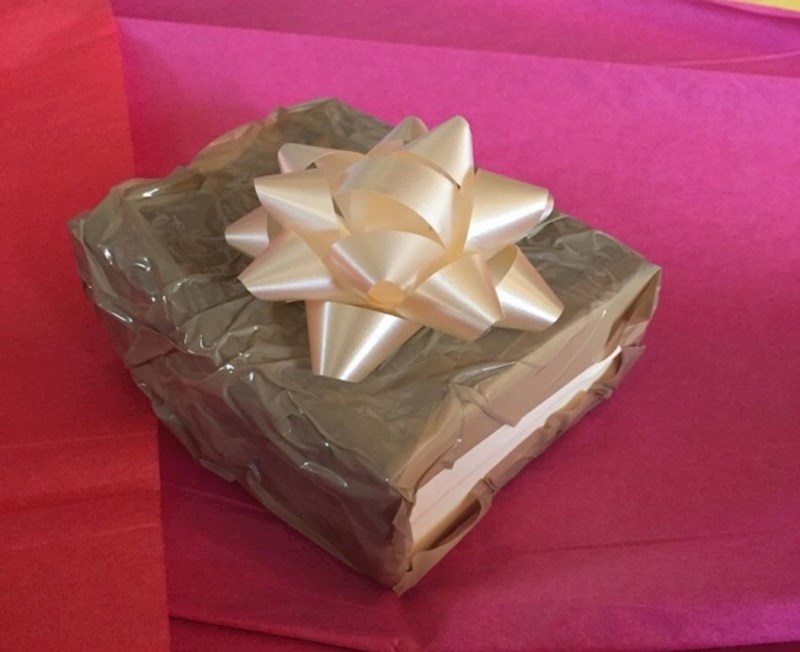 "Ženi sam za Božić kupio ogrlicu. Ljude iz web shopa sam zamolio da paket 'ukrase' da izgleda što gore, kako bi iznenađenje bilo još veće. Uspjeli su."