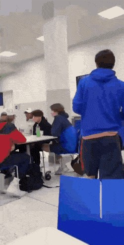 Tinejdžer nije mogao vjerovati svojim očima kad je vidio što je prijatelj učinio kad mu je uzeo slušalice