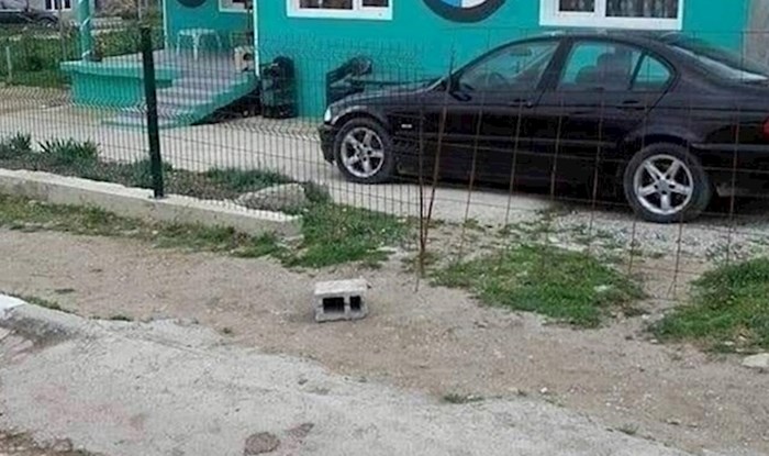 Vlasnik ove kuće htio je biti glavna faca u selu, no umjesto toga je postao predmet sprdnje na internetu