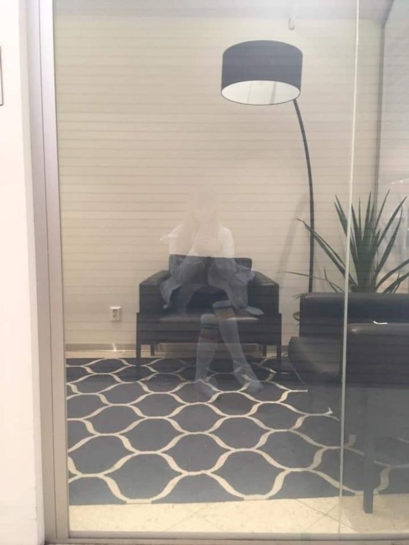 "Zbog refleksije na staklu izgledalo je kao da sjedim na ovoj fotelji."