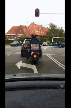 Dostavljač hrane čekao je na semaforu, a jedan je muškarac odlučio iskoristiti priliku...