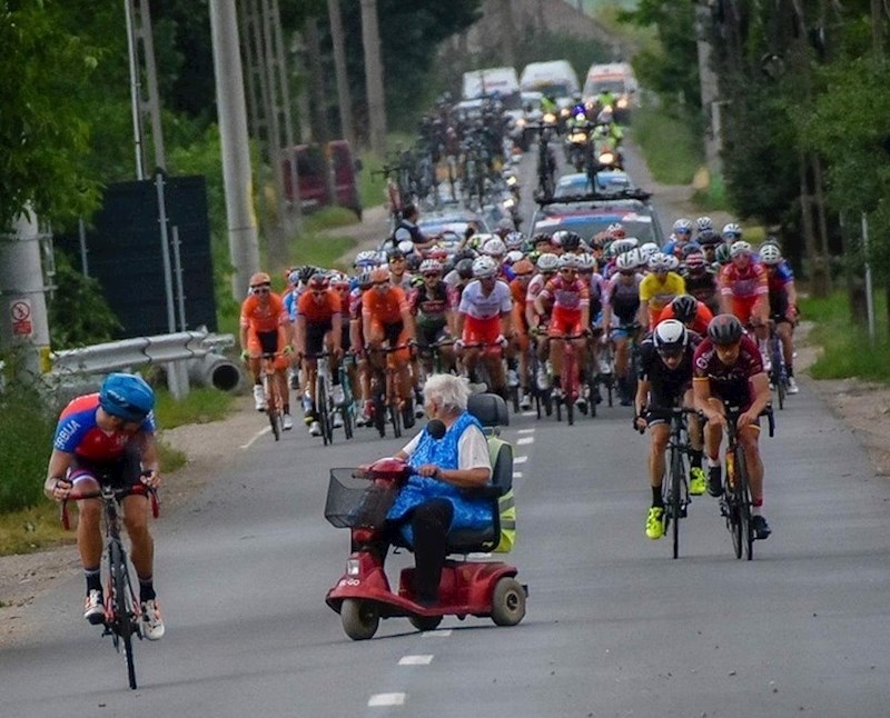 Baka je prelazila na drugu stranu ceste, a onda je shvatila da se našla usred biciklističke utrke.
