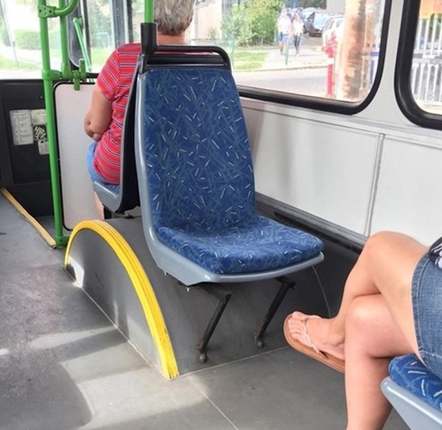 Ovo sjedalo izgleda kao da se nogicama drži na mjestu.