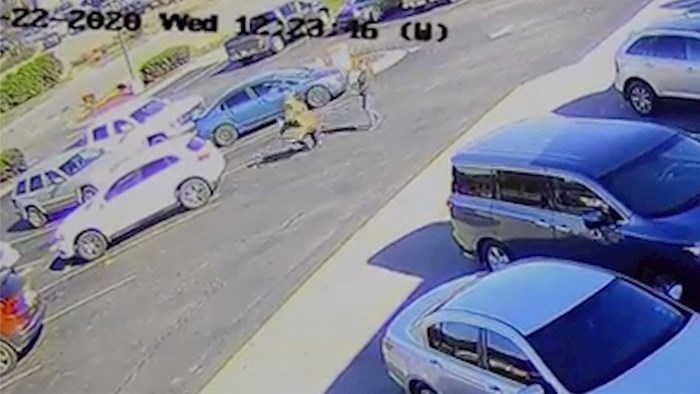 VIDEO Muškarcu se na parkiralištu dogodila bizarna nesreća