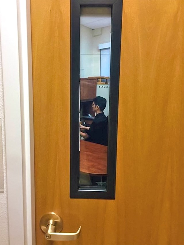 Profesor je na vrata zalijepio sliku na kojoj radio.