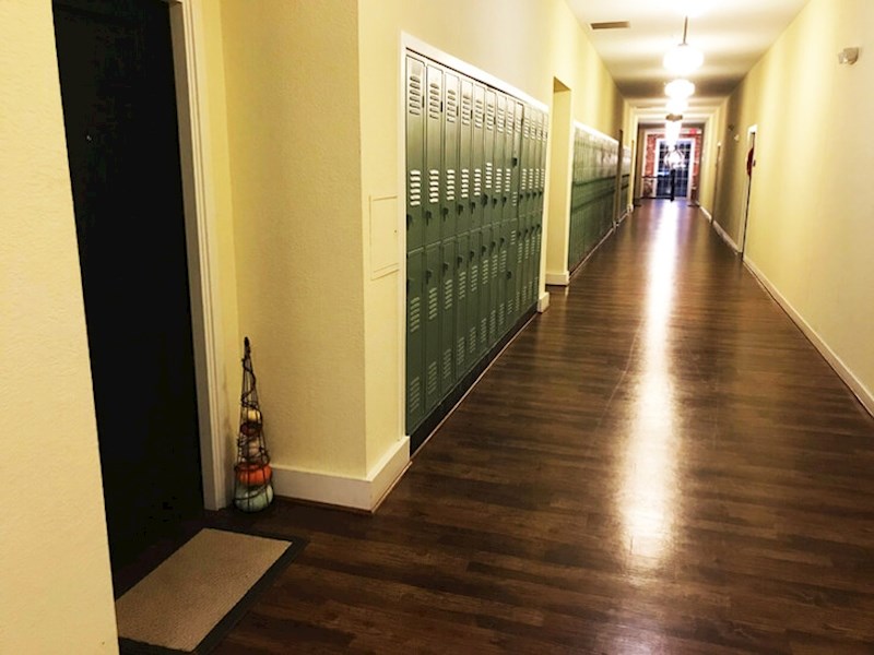 "Stambena zgrada u kojoj živimo nekad je bila škola."