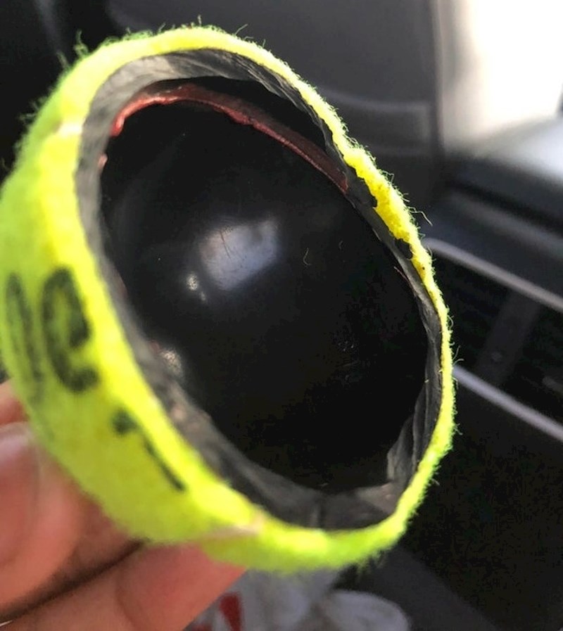 Loptica za tenis prerezana na pola