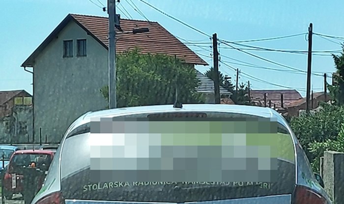 Čovjek je ispred sebe vidio auto sa smiješnim natpisom, pogledajte što ga je nasmijalo