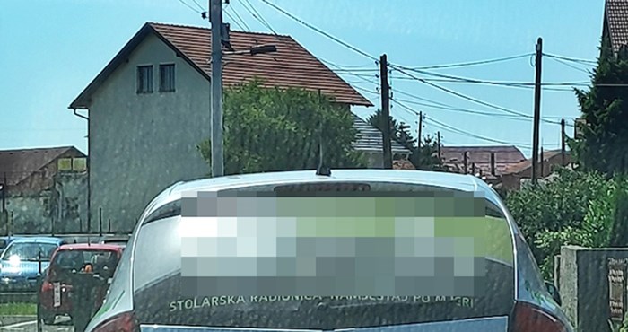 Čovjek je ispred sebe vidio auto sa smiješnim natpisom, pogledajte što ga je nasmijalo