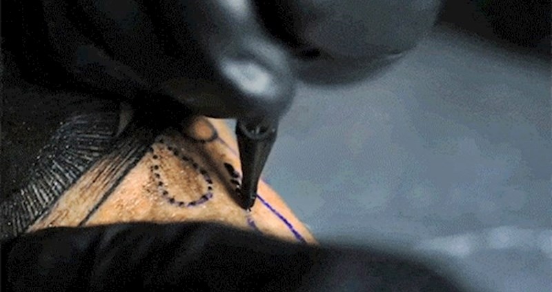 Usporena snimka pokazuje što se zapravo događa dok vas netko tetovira