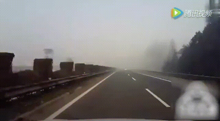 Snimka s autoceste pokazuje zbog čega morate biti jako pažljivi kada vozite kroz maglu