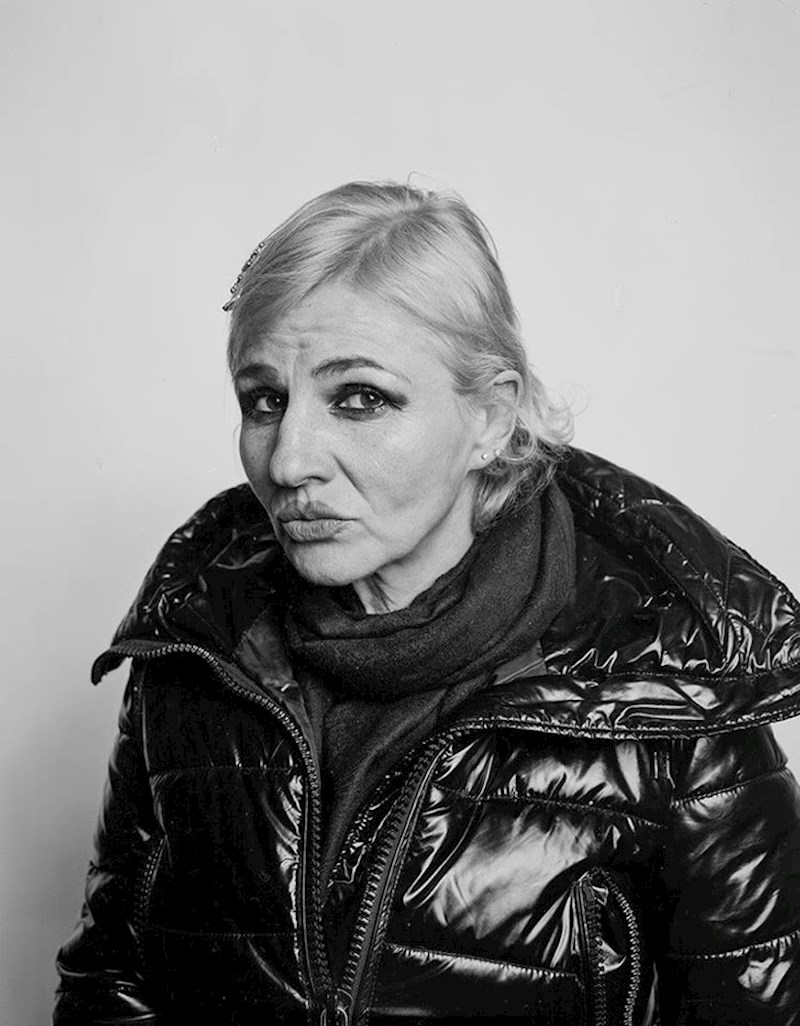 Julia (38) želi malo švicarskog sira i bananu.