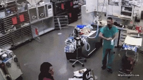 Doktor je htio rukavicom pogoditi sestru, no onda je kamera snimila nešto što nije trebala