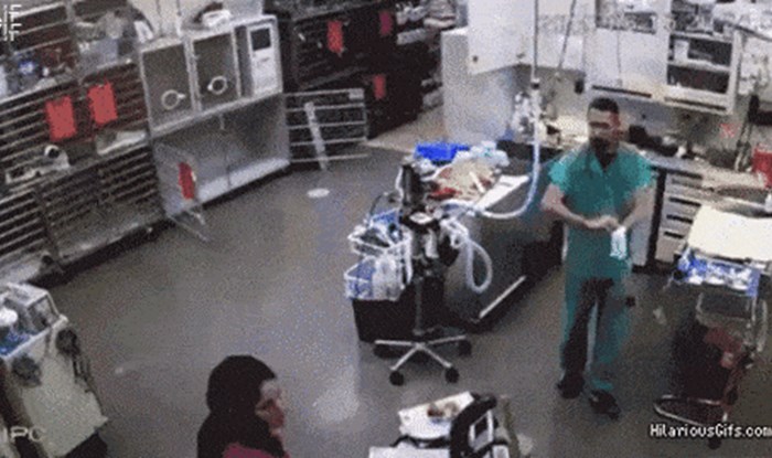 Doktor je htio rukavicom pogoditi sestru, no onda je kamera snimila nešto što nije trebala
