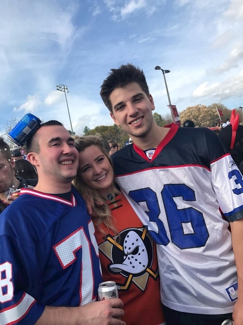 Milisekunda prije nego što je dobio limenkom u glavu...