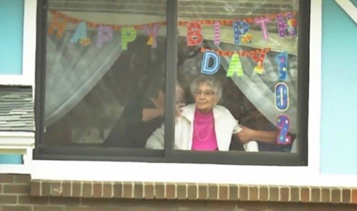 Baka je u samoizolaciji slavila 102. rođendan, ispred kuće ju je dočekalo iznenađenje