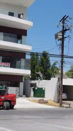 Ovim majstorima dizalica nije potrebna, pogledajte kako su slali vreće na gornji kat zgrade