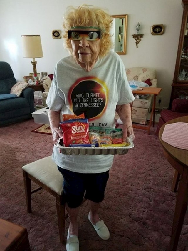 "Moja susjeda je 101-godišnja baka. Pozvala me je da mi pokaže kako se priprema za pomrčinu Sunca."