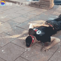 Muškarac je radio sklekove na nevjerojatan način, a onda je prijatelj otkrio njegovu tajnu