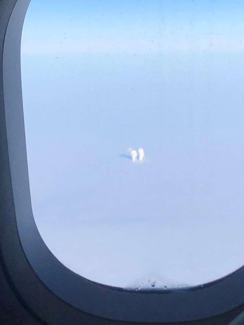 Putnik je iz aviona slikao čudan prizor. Zapravo je riječi o dimu iz industrijskog dimnjaka. Dim probija oblake i širi se dalje u visinu.