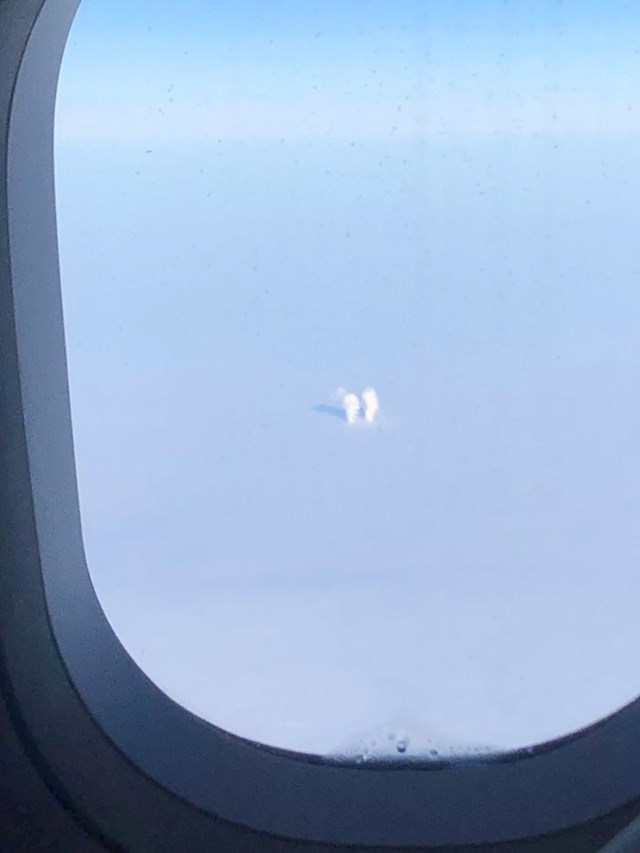 Putnik je iz aviona slikao čudan prizor. Zapravo je riječi o dimu iz industrijskog dimnjaka. Dim probija oblake i širi se dalje u visinu.
