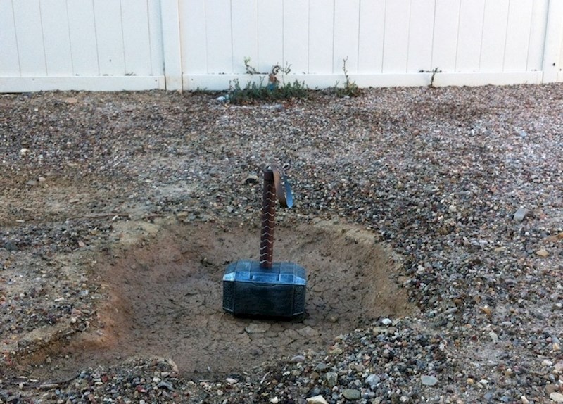 "Uvijek nađemo stvari koje susjedova djeca slučajno bace preko ograde. Evo što smo jutros našli..."