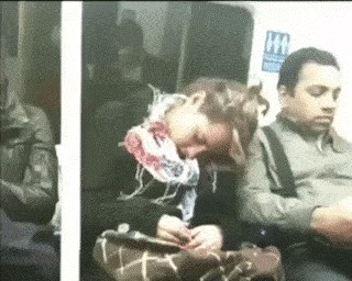 Žena je zaspala u javnom prijevozu pa sva zbunjena mislila da je kod kuće u krevetu s mužem