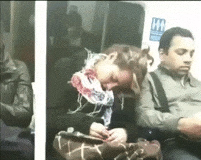 Žena je zaspala u javnom prijevozu pa sva zbunjena mislila da je kod kuće u krevetu s mužem