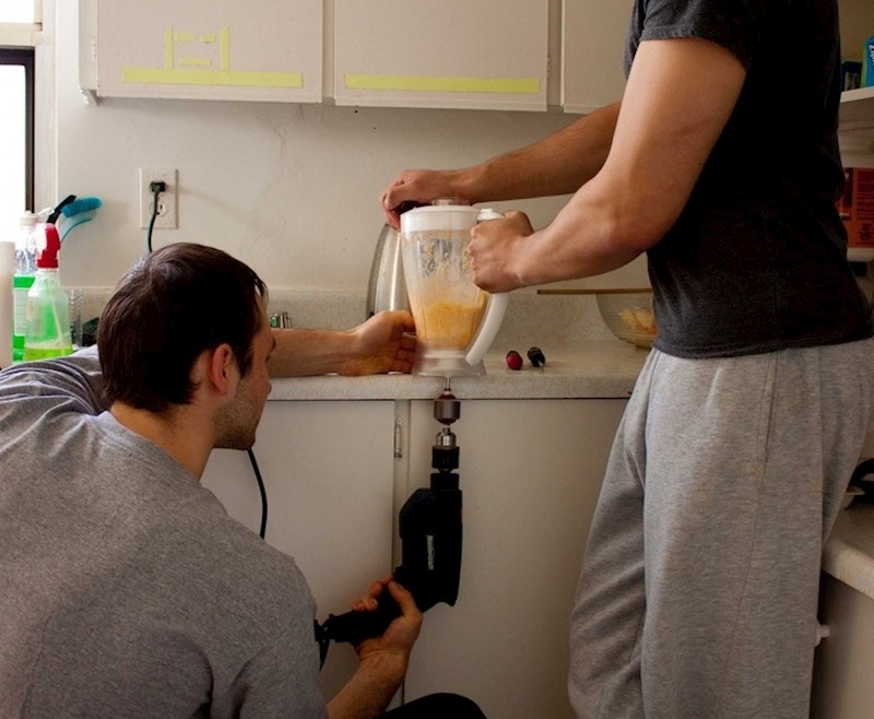 Blender nije više radio pa su okretali oštrice na malo drugačiji način...